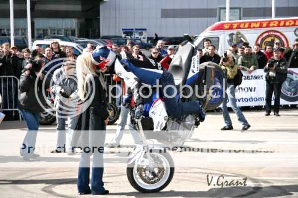 SPORT: Sportive Kiss Ala MotoBikers Bike-stunts-19-600x400