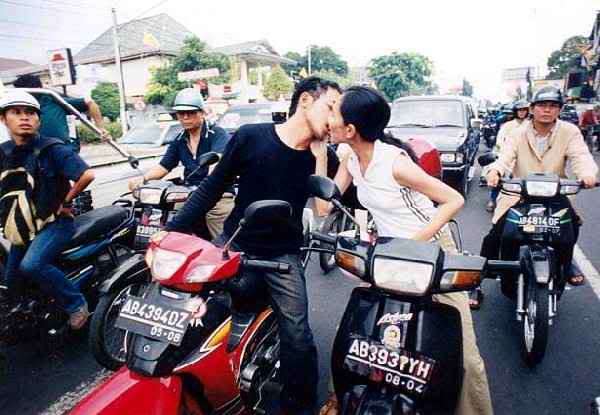 SPORT: Sportive Kiss Ala MotoBikers Ciuman-jalan-yogya-1-600x415-40