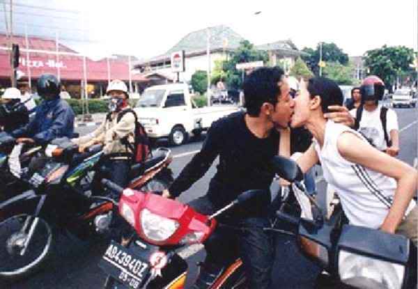 SPORT: Sportive Kiss Ala MotoBikers Ciuman-jalan-yogya-2-600x415-40