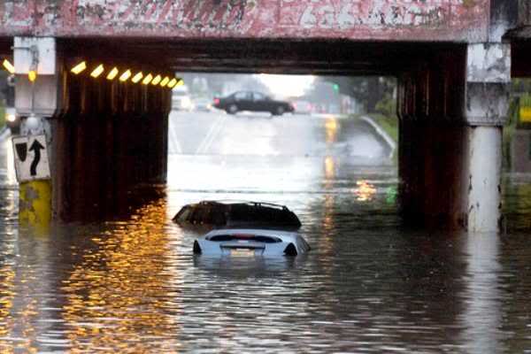 FUN: Foto Sekitar Banjir Jakarta ... Banjir-jakarta-01-600x400-30