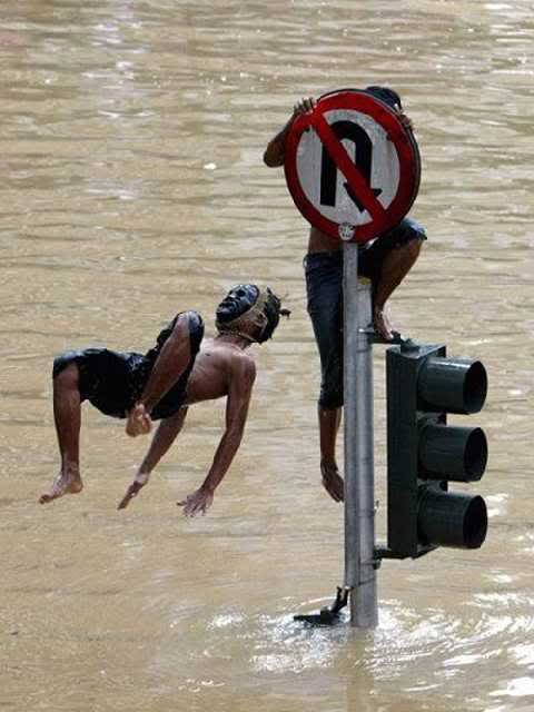 FUN: Foto Sekitar Banjir Jakarta ... Banjir-jakarta-02-600x400-30