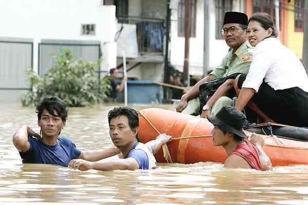 FUN: Foto Sekitar Banjir Jakarta ... Banjir-jakarta-04-600x400-30