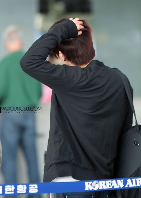 101016 Lee Teuk - Dong Hae at Incheon + Taipei Airport D89baaf29ac4d5830a46e08a