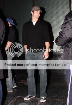 The offical James Lafferty photo thread - Page 2 Normal_sbar04