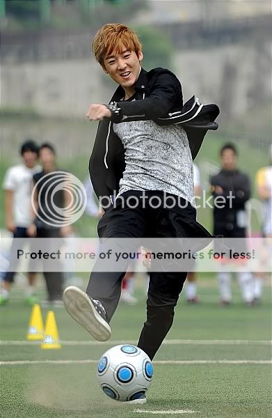 [PHOTO] Kevin's playing soccer! hahaha 99720352-1e3b598be0fc65a7c0c359e029