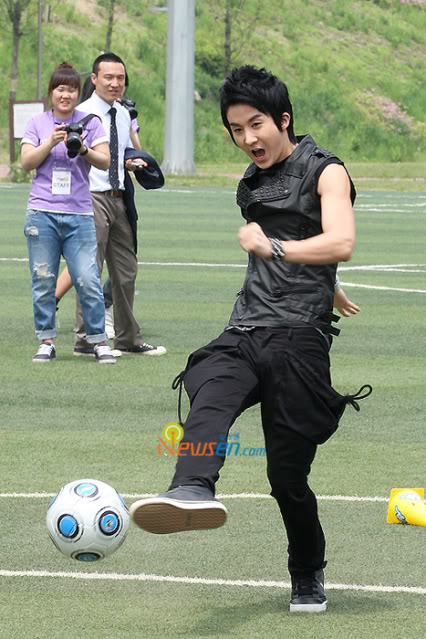 [Photo] Kibum playing soccer. :D 99721043-1