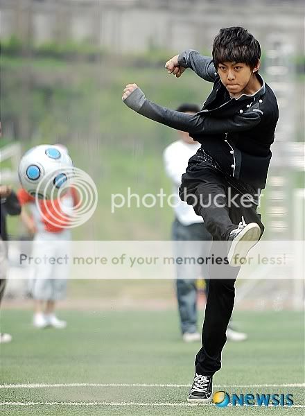 [Photo] Dongho playing soccer~ :D 99721528