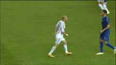 [Pics]Ảnh vui các cầu thủ!!![1] 20060712-zidane-gif-10