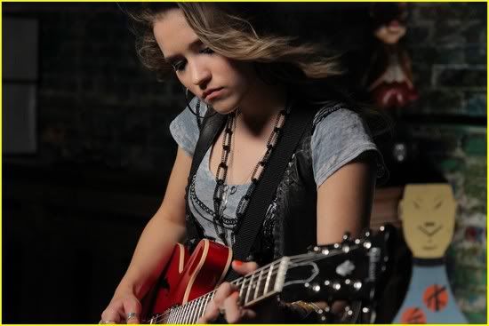 BFF của Hannah Montana - Emily Osment bật mí "tóe loe" về album mới 090922musikemilyanh2