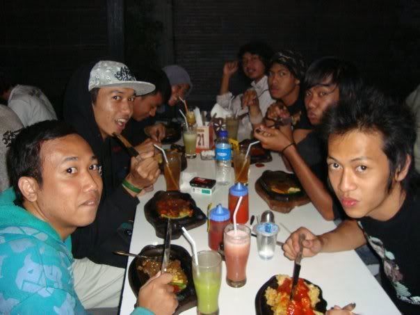 GATHERING #9 bandung (lagi) - Page 3 7523_1113500959078_1273549090_29566