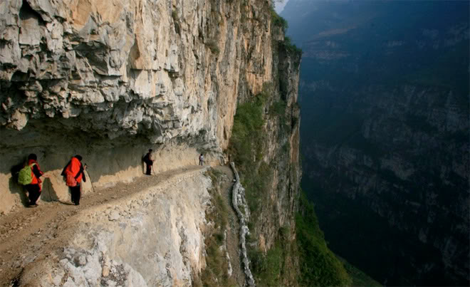 El camino a la escuela más peligroso del mundo Camino-colegio-peligro-01