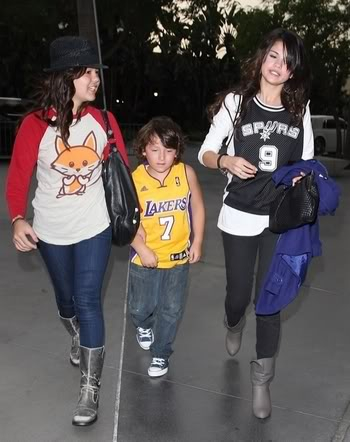 Jonas Bros. at Basketball game with Selena, Maya and Frankie Demifrankie