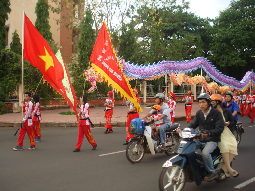 Đặng Gia Diễu Hành Lễ Hội Cồng Chiên Tây Nguyên DSC02216