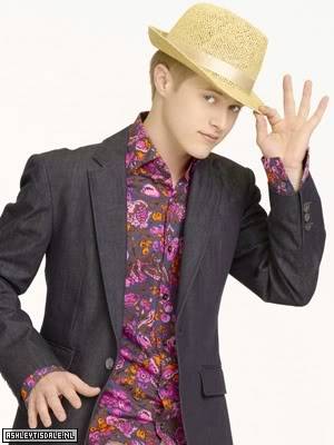 Lucas Grabeel'den Birka Resim... Lucas_grabeel_1191087683