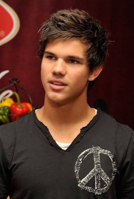 صور ابطال سلسلة توايلايت Taylor-lautner