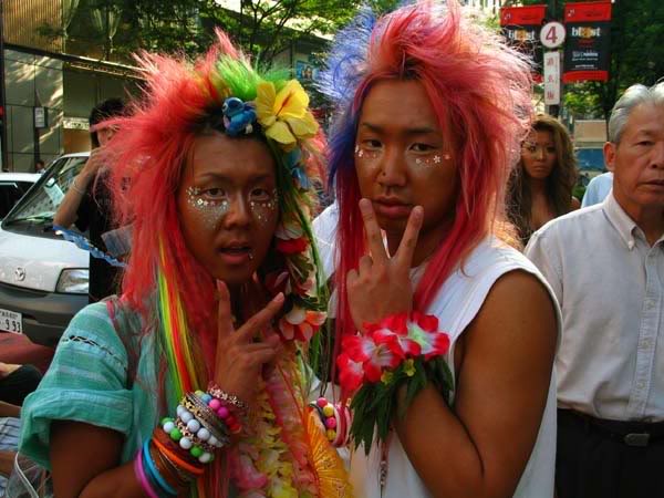 Cultura Harajuku y sus estilos ^^ (menos el decora k ya ta) Ganguro_boys_posing