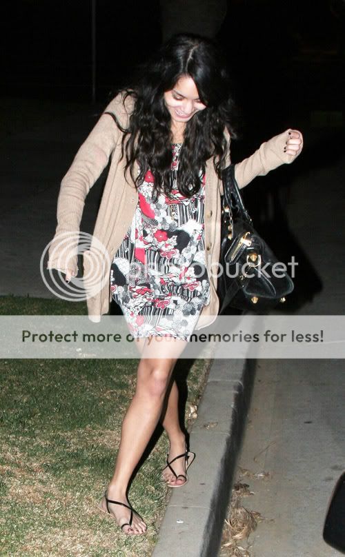 vanessa hudgens - Sayfa 3 Vanessa-hudgens-studio-santa-mon-2