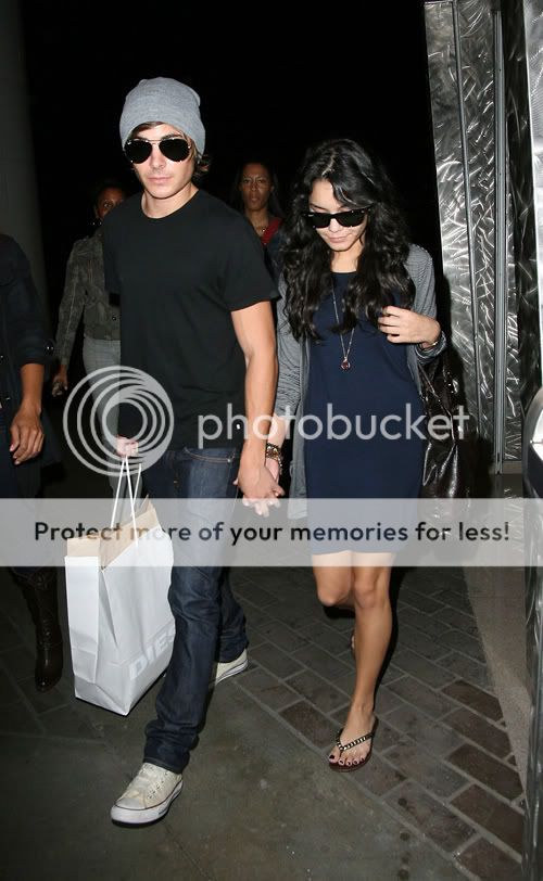 vanessa hudgens - Sayfa 3 Vanessa-hudgens-zac-efron-shop-1-3