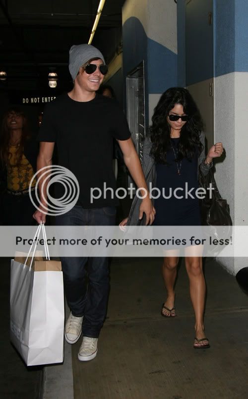 vanessa hudgens - Sayfa 3 Vanessa-hudgens-zac-efron-shop-1-6