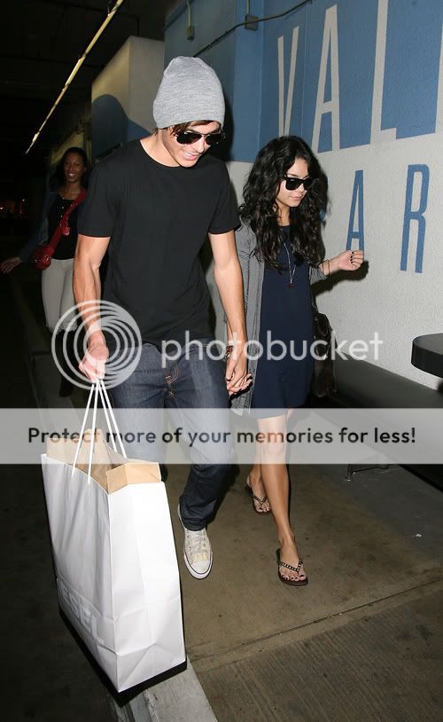 vanessa hudgens - Sayfa 3 Vanessa-hudgens-zac-efron-shop-1-7