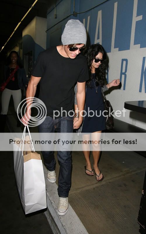 vanessa hudgens - Sayfa 3 Vanessa-hudgens-zac-efron-shop-1-8