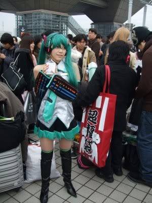 Miku Hatsune, la Vocaloid robacorazones Mikucosplay1