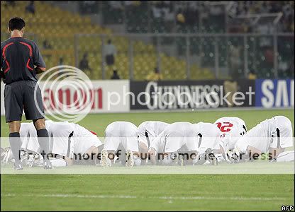        2008  7  _44412592_sujud_afp416