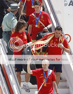 Llega el equipo campeón mundial de fútbol a España celebrando al son de Elvis Crespo Espana10712