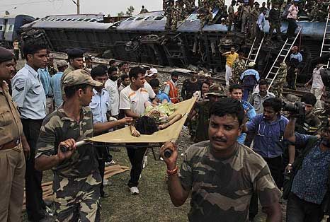 Mueren 71 al descarrilarse tren en la India India-train-b100528