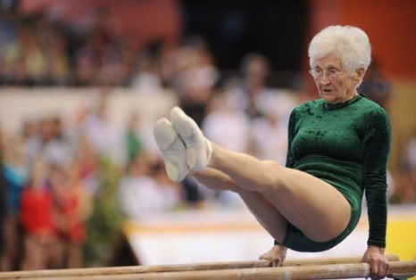 Gimnasta de 86 años impresiona y recibe ovación de espectadores-VÍDEO  Viejita3120331