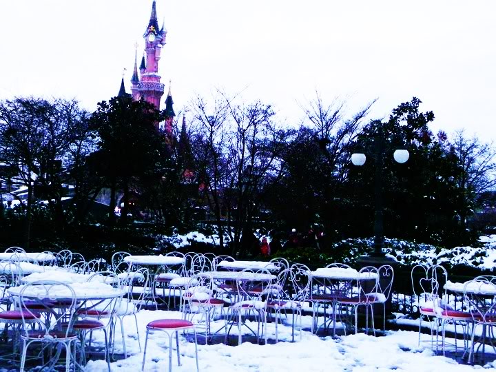 Vos photos de Disneyland Paris sous la neige ! - Page 22 163609_1728411219543_1516332688_31692109_6471637_n