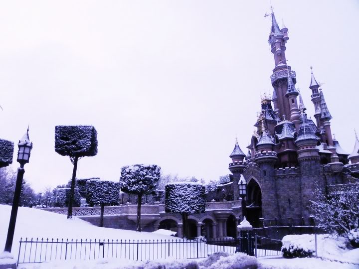 Vos photos de Disneyland Paris sous la neige ! - Page 22 35599_1728410899535_1516332688_31692108_7580058_n