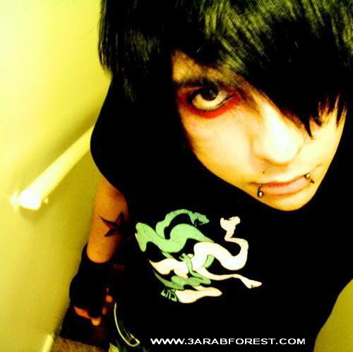 اكبر موسوعة صور ايمو ( Emo Boys )........ Eye_makeup_is_a_MUST--large-msg-114