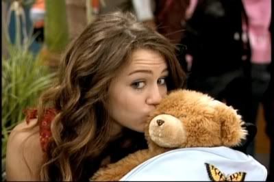 Share ảnh độc Miley nè - Page 2 MileyKissingTeddy