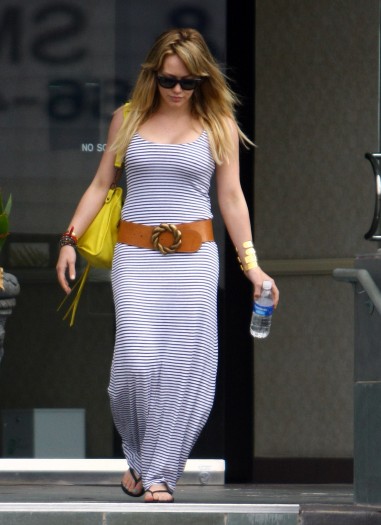 Hilary Duff Busty Leaving a Doctor’s Office.rtf 368784665-381x525