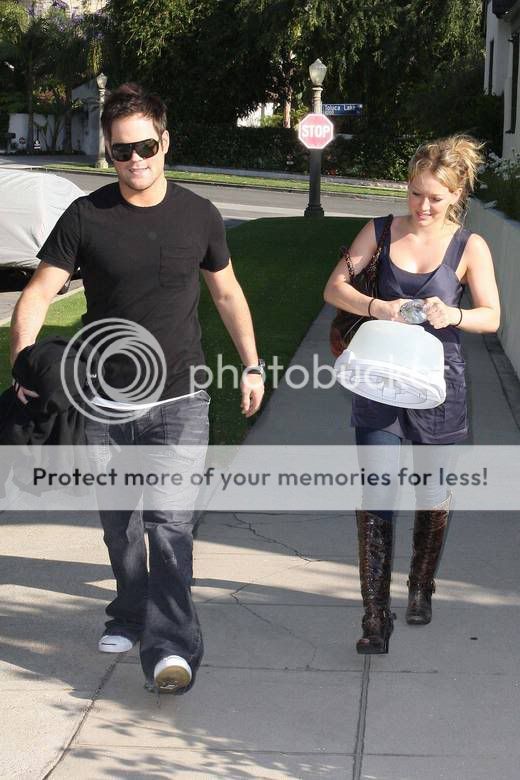 [June -2008] Candids - Page 2 Hilaryd-dot-org_withmikewalkingtoha