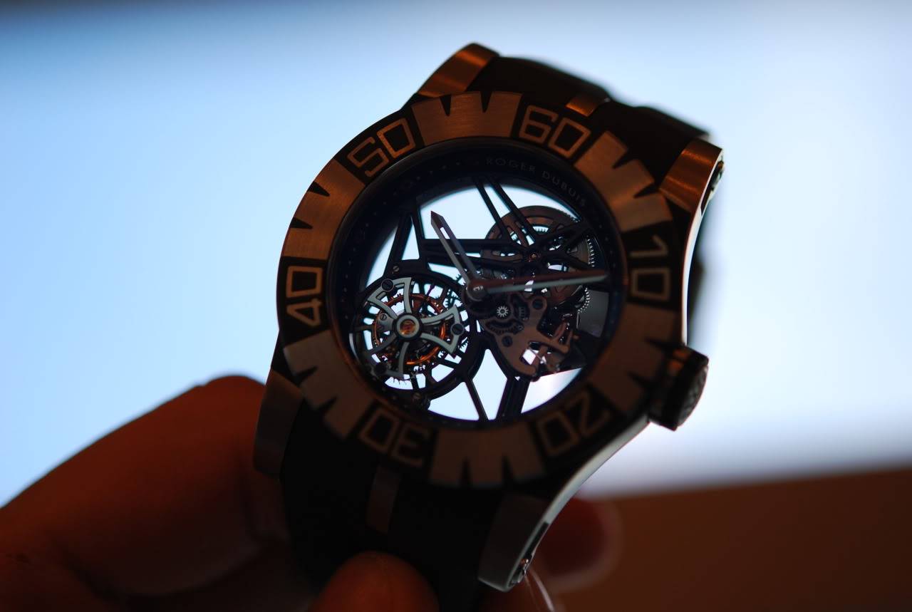 Regarde, c'est ici que tu es née (Roger Dubuis inside) RD_0021