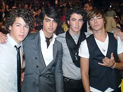 LOS JONAS BROTHERS Y ZAC EFRON! Jonasyzaac-1