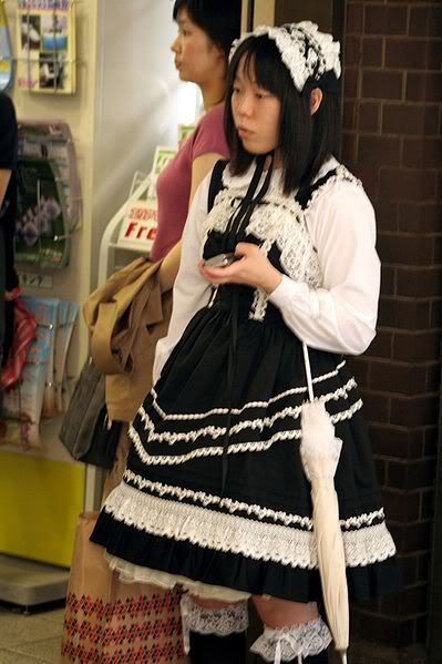 Gothic Lolita, Kuro Lolita y Shiro Lolita 399px-Gothic_lolita_dress