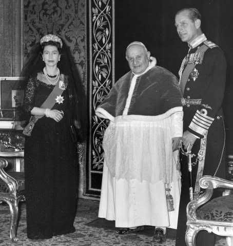 Papstbesuch in Deutschland Queen_Elizabeth_Pope_John_XXIII