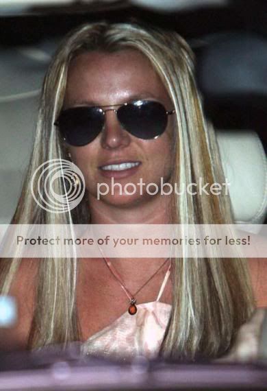 [Candids] Britney = a normal woman?? 0001