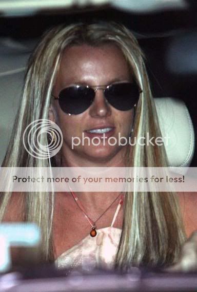 [Candids] Britney = a normal woman?? 0002