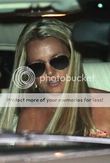 [Candids] Britney = a normal woman?? 0004