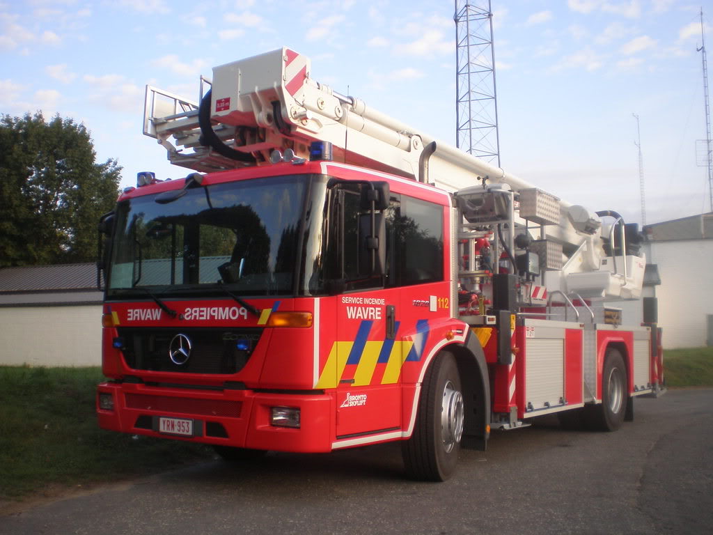 Nouveau Elevateur des pompiers de wavre P9110003