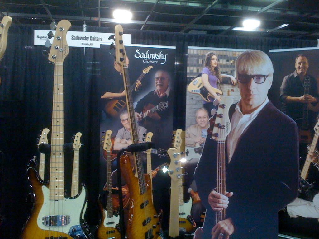 NAMM 2009 - Novidades e fotos....(TOPICO ULTRA MEGA PESADISSIMO) - Página 4 NAMMwillleesigbasses