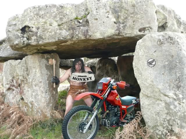 Le concours de Mars 2011: Votre moto et la chasse. - Page 2 00GUZcaverne0