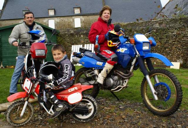  Le concours de novembre 2010: Votre moto et votre mère. NovDSC05025