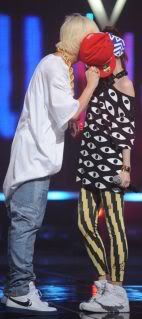 G-Dragon và Dara công khai "mi" môi trên sân khấu? >_< 091002musikDaragonanh09