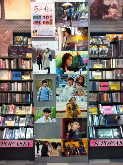 [PIC][22-07-2012]"Love Rain" xuất hiện trên báo và tại toà nhà ở Shibuya - Nhật Bản Abw72e