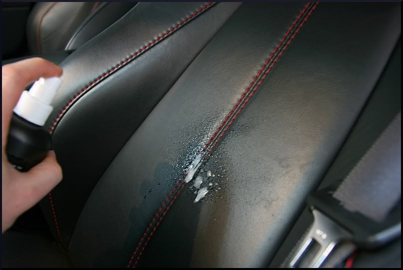 Detail a un Aston Martin Leathercleaner